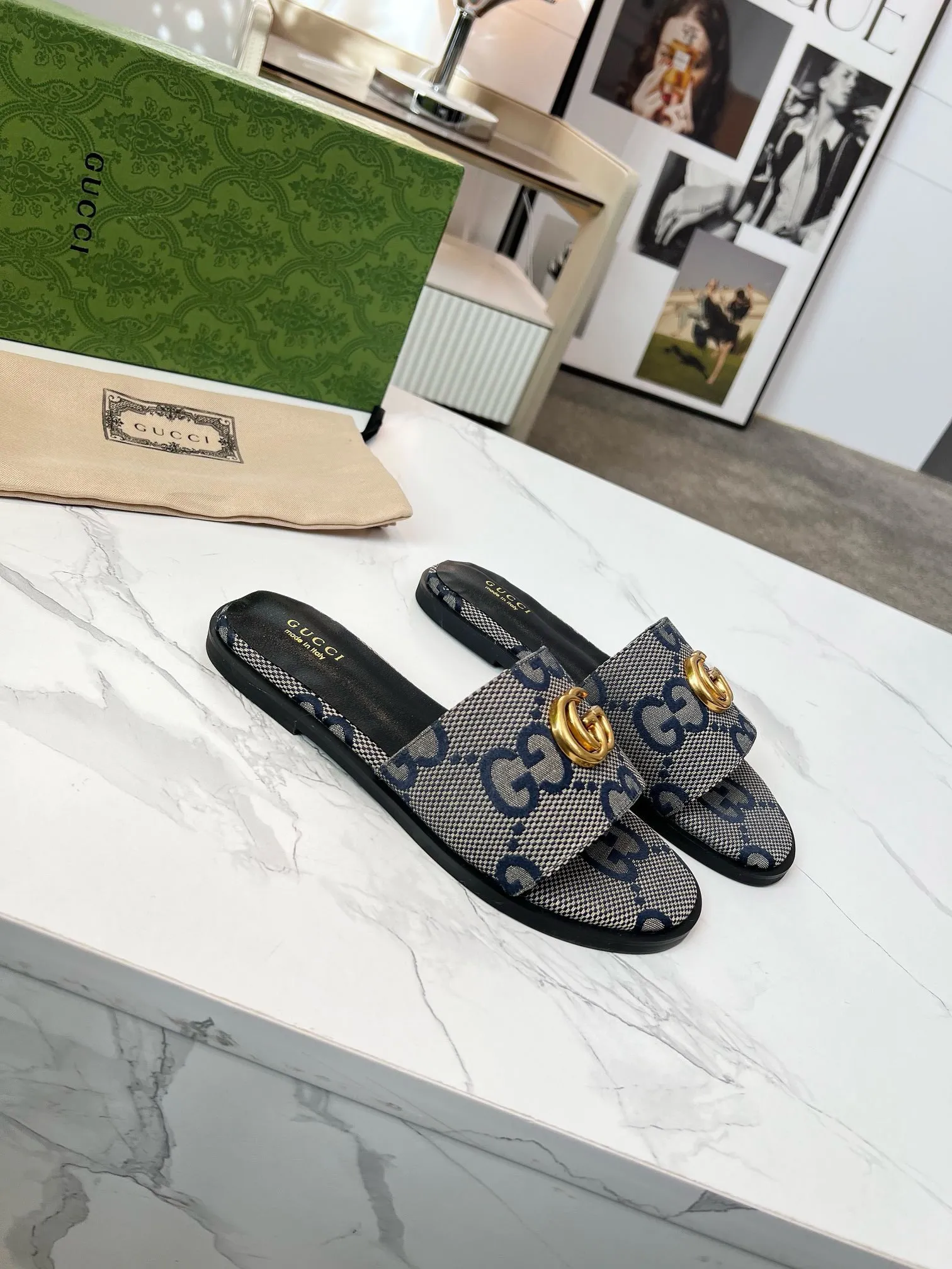 👟👟Ex-factory price 380👟👟 GUCCl 2025 spring and summer new style casual interlocking double G sandals for women. This piece is from the Gucci Lido collection, and its design is inspired by the summer style and beach clubs of the Italian coast. Archive designs from the 1970s infuse the brand with glory. Get inspired by this iconic era. The "Gucci March of Love" series continues to explore the aesthetic connotation of the brand's archived logos in a new way, while at the same time embracing the classic elegance and charm. Code Number: 35-43#
